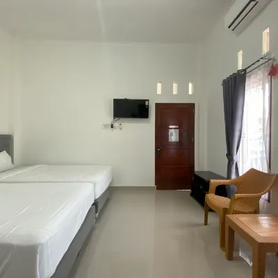 Guesthouse Pondok Amak Отели рядом с достопримечательностью «Пляж Carocok»