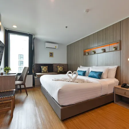 StayAt Bedever Bangkok Hotel Отели рядом с достопримечательностью «Станция надземного метро Phra Khanong»