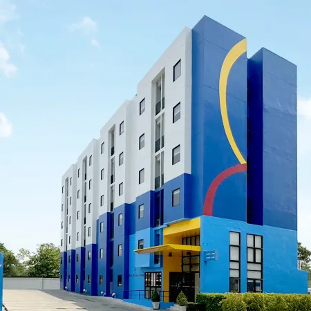 Hop Inn Kanchanaburi Building A Отели рядом с достопримечательностью «Школа Висадтагунгсри»