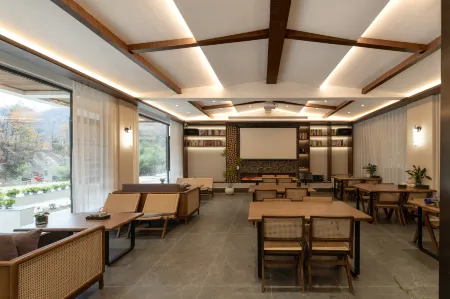 Junluan Meisu (located in Laojunshan Scenic Area) Отели рядом с достопримечательностью «Ji Guan Cave»