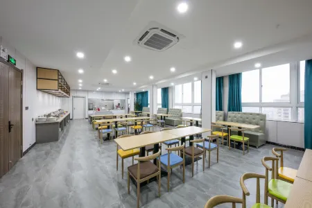 Elong Deluxe International Hotel (Tiantai Mountain High-speed Railway Station)