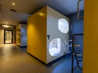 Resthub Hotels near Convention 33