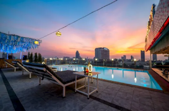 โรงแรมซันเดย์เจ.เอ. พลัส โรงแรมใกล้ซอย 6 คอร์เนอร์ บาร์