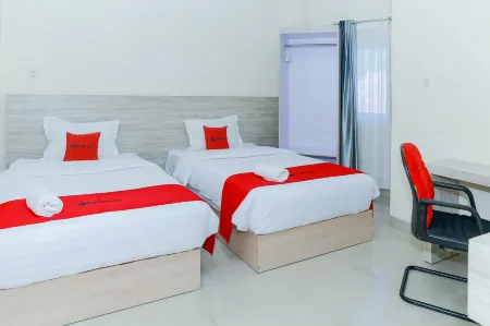 RedDoorz Plus @ GNG Hotel El Tari Airport Kupang Отели рядом с достопримечательностью «Pantai Warna Kota Kupang NTT»