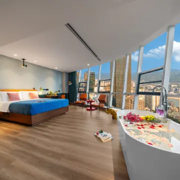 Chongqing Jiefangbei Hongya Cave Houju High-altitude River-view Hotel