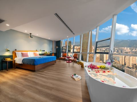 Chongqing Jiefangbei Hongya Cave Houju High-altitude River-view Hotel