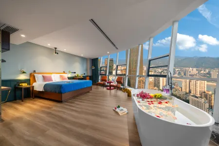 Chongqing Jiefangbei Hongya Cave Houju High-altitude River-view Hotel