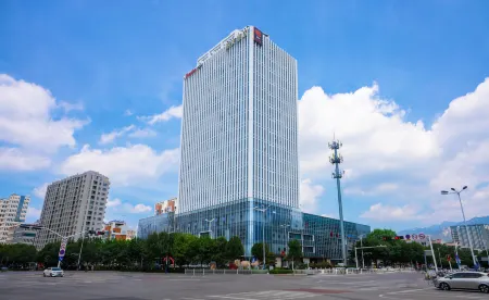 Radisson RED Taian Mount Taishan Отели рядом с достопримечательностью «Yuhuang Ding»