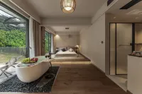 Meet the Wild · Serene Scenic Leisure Resort Villa Boutique Stay - balcony