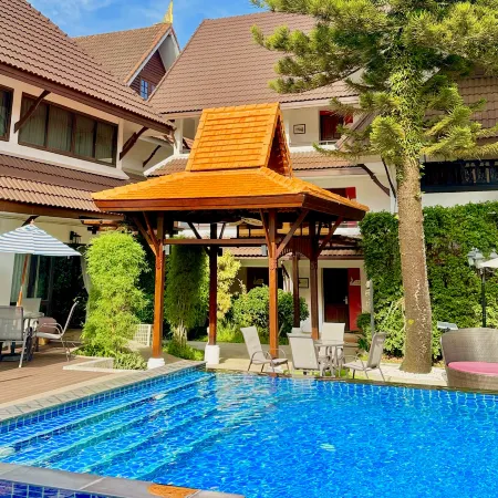 Nak Nakara Hotel Отели рядом с достопримечательностью «Монумент Короля Менграи»