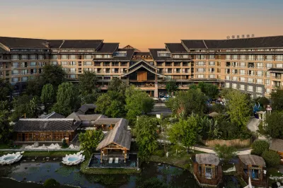 峨眉山ROYAL·御泉灣湯泉飯店 清音閣風景區-白龍洞附近的飯店