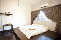 Knocknock70s Home Courtyard Garden, Jonker Parking