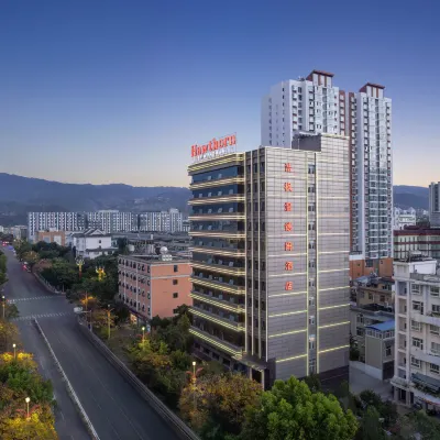 Haofeng Wyndham Hotel (Lincang Municipal Government Yulong Lake Park) Hotels near Lincang Teachers' College