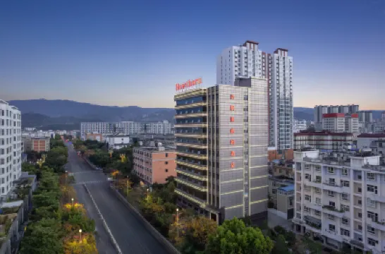 Haofeng Wyndham Hotel (Lincang Municipal Government Yulong Lake Park) Hotels near Lincang Teachers' College