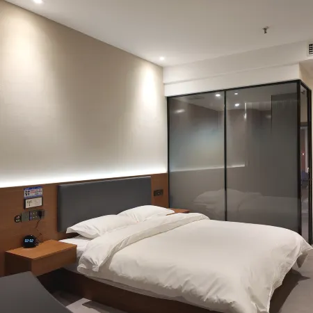 U·PHOENIX  HOTEL Отели рядом с достопримечательностью «Народная больница Синьцзяна»