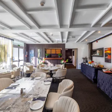 Grand Riccarton Hotel Отели рядом с достопримечательностью «Мона-вейл»