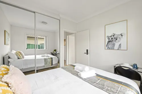 Private Rooms – Easy Access to Shops & Transport