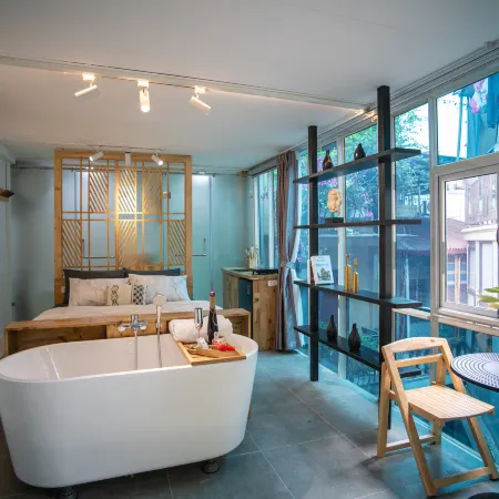 Homestay CHAT | Train Street Apartments | Old Quarter Edge