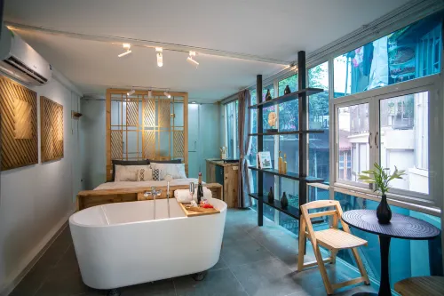 Homestay CHAT | Train Street Apartments | Old Quarter Edge - parkir