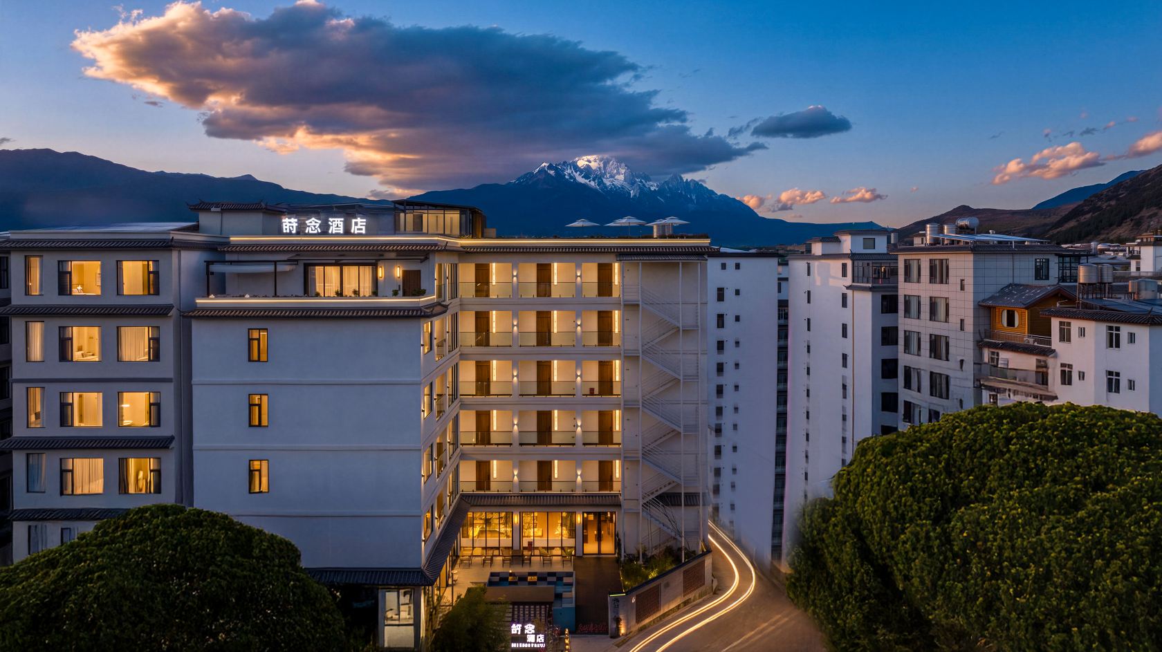 Lijiang Shinian · Listening to Snow Echoes | Yunding Snow Viewing Black Vinyl Garden Boutique Stay Hotels in Lijiang