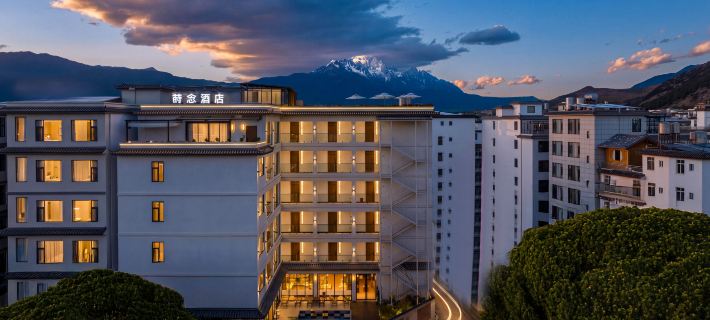 Lijiang Shinian · Listening to Snow Echoes | Yunding Snow Viewing Black Vinyl Garden Boutique Stay Hotels in Lijiang