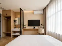 Amy Smart Hotel