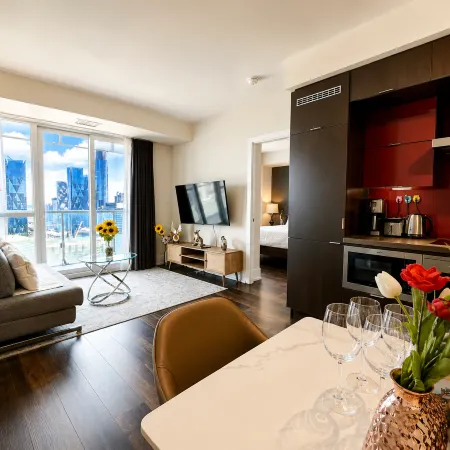 DT2BR2BA CN tower &lake view/ parking king bed
