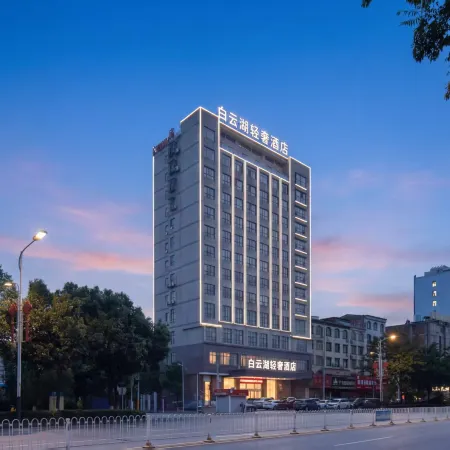 Baiyun Lake Light Luxury Hotel (Yueyang Linxiang)