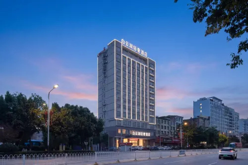 Baiyun Lake Light Luxury Hotel (Yueyang Linxiang) - parkir