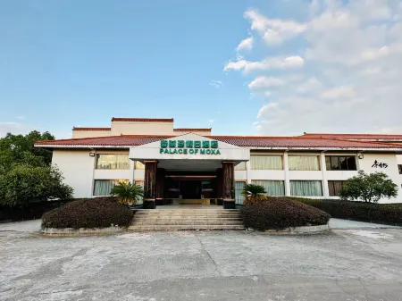 Qichun Lishizhen Holiday Hotel