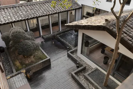 Liubai Hotel（Ying Tan North Station ）