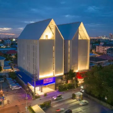 Blue Hippo Hotel Hotels near Bearing BTS Station