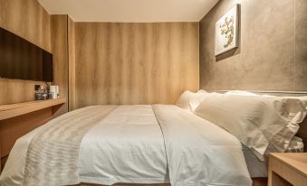 One Forest Hotel (Shanghai Jiaotong University Yan'an West Road Subway Station)