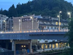 Fenghuang Listening River Hotel