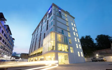 B2 Nakhon Sawan Premier Hotel Отели рядом с достопримечательностью «Chao Por Chao Mae Na Pha Shrine»