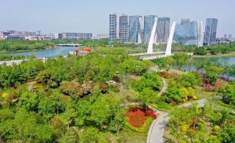 Boya Grand Hotel (Zhengzhou Longzihu University Town Subway Station)