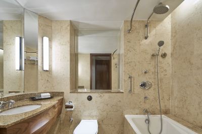 テラス ルーム、クラブラウンジ利用込、大きめのゲストルーム、1 キング サイズ ベッド シェラトン・タワーズ・シンガポールの写真