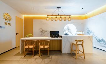 Floral·Fanshu Smart Homestay (Heluo Ancient City Store)