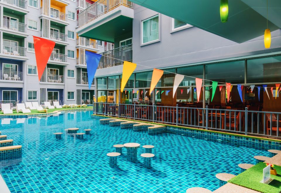 [엘리트 스위트 빠통의 넓은 수영장 전경]