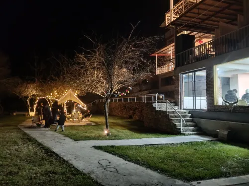 Shiyishanju Guesthouse Hotels in Baoxing