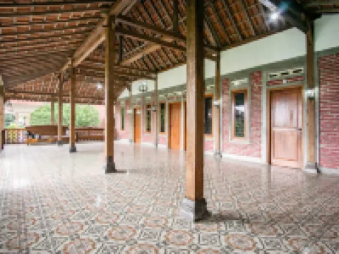 Joglo Ndalem Sabine Syariah Hotels in Piyungan