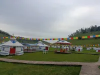 Bateer Yurt (Guanshan Grassland) - con vista montagne