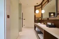 Floral Lux Hotel · Lingguo Hotel(Beihai Silver Beach International Passenger Port Branch)