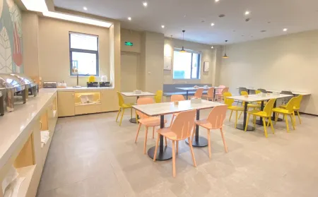 HanTing Hotel (Shanghai Wujing Pedestrian Street) Отели рядом с достопримечательностью «Auxiliary Wharf of Shuitou International Rock City»