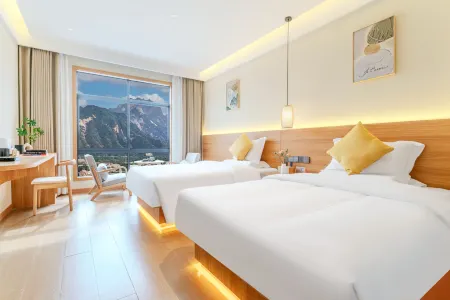 Langlangshan Hotel (Huashan Scenic Area Tourist Center Store)