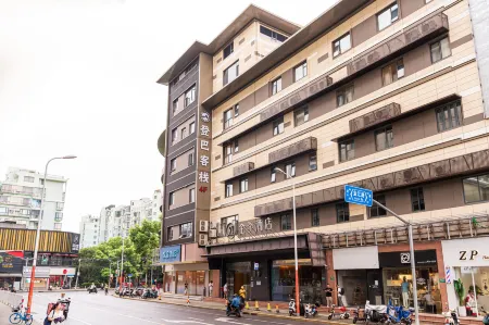 Dengba Inn (Shanghai Aegean Shopping Center Longbai Xin Cun Subway Station Branch)