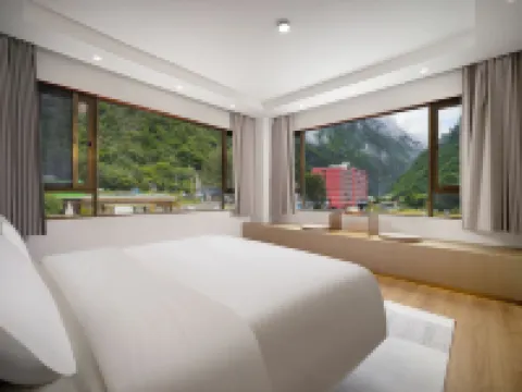 Qinghe Ruijin Private Soup Hot Spring Hotel (Li County Bipenggou Scenic Area Store) Hotels in Li County