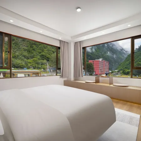 Qinghe Ruijin Private Soup Hot Spring Hotel (Li County Bipenggou Scenic Area Store)