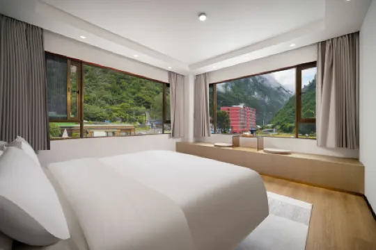 Qinghe Ruijin Private Soup Hot Spring Hotel (Li County Bipenggou Scenic Area Store)