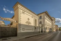 Palazzo Montebello Hotels near Zara